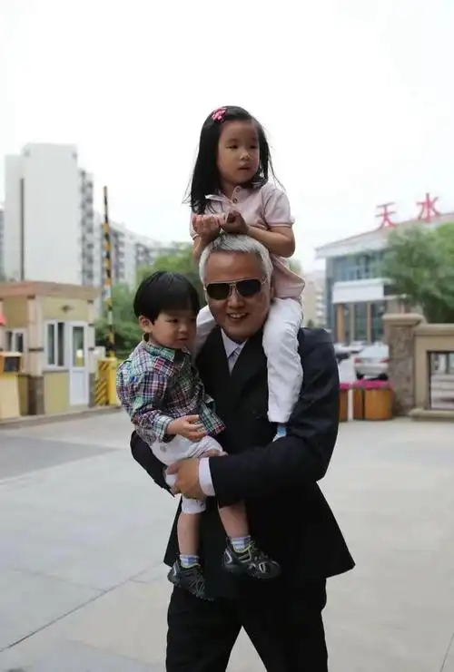 张庭和林瑞阳的女儿林家菱在5月20日分享了一段视频,祝父亲63岁生日