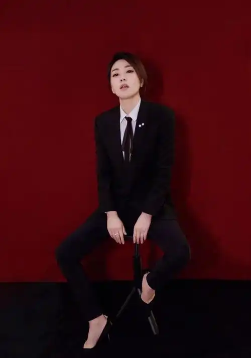 闫妮西装造型亮相央视春晚潇洒上演中性美