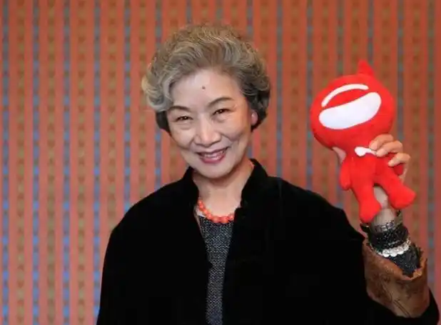 回顾吕中儿子是知名导演儿媳是国际影后女儿是她最大的骄傲