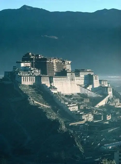 远眺布达拉宫.