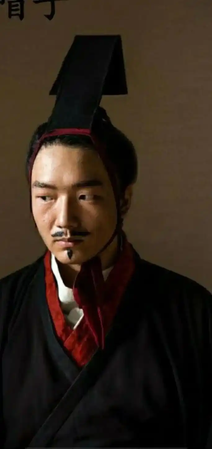 古代男子发型男子20束发而冠或戴束发髻于头顶戴巾帽表示为成年男子