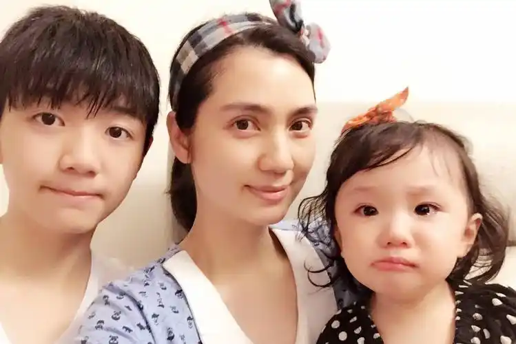 洪欣冬至日晒与女儿合照,彤彤乖巧文静,长大不少!