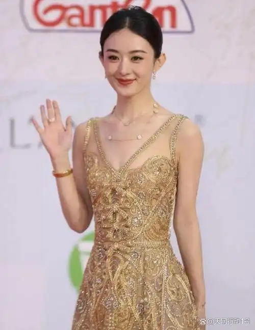 赵丽颖白玉兰红毯笑得好甜,网友直呼心动了!