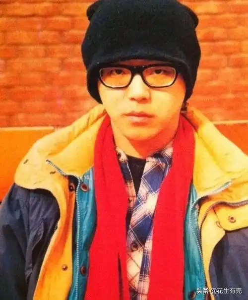 3天前 我要分享 1989年,长发飞扬的姜昕,第一次见到同样长发的窦唯,便