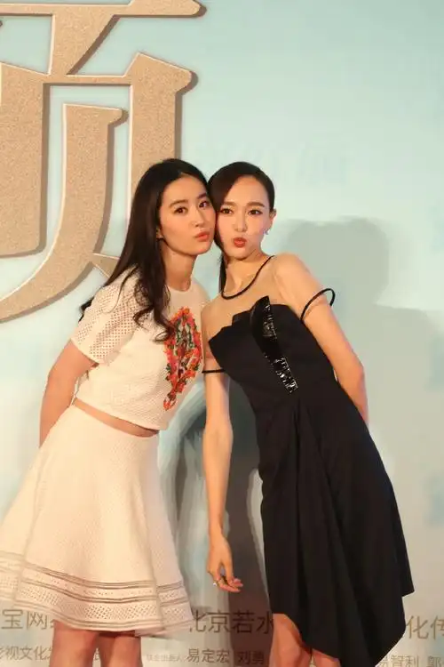 【#露水红颜#爱在这里·发布会】@刘亦菲感谢拍完戏收获好闺蜜@唐嫣