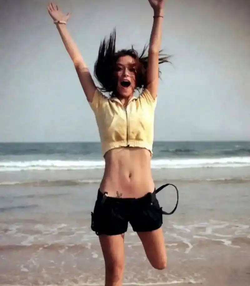 早期的杨颖沙滩照,这细腰太抢眼了,皮肤是经典小麦色! 67