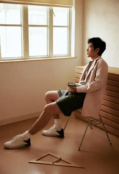 白宇看秀生图##白宇惬意休闲风造型看秀