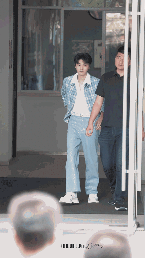 王俊凯薄荷曼波风##王俊凯裤子好闪