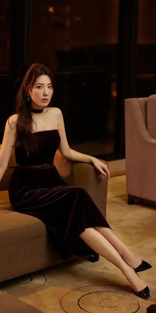 曾黎深茄紫色抹胸长裙写真,演绎东方优雅大气之美!