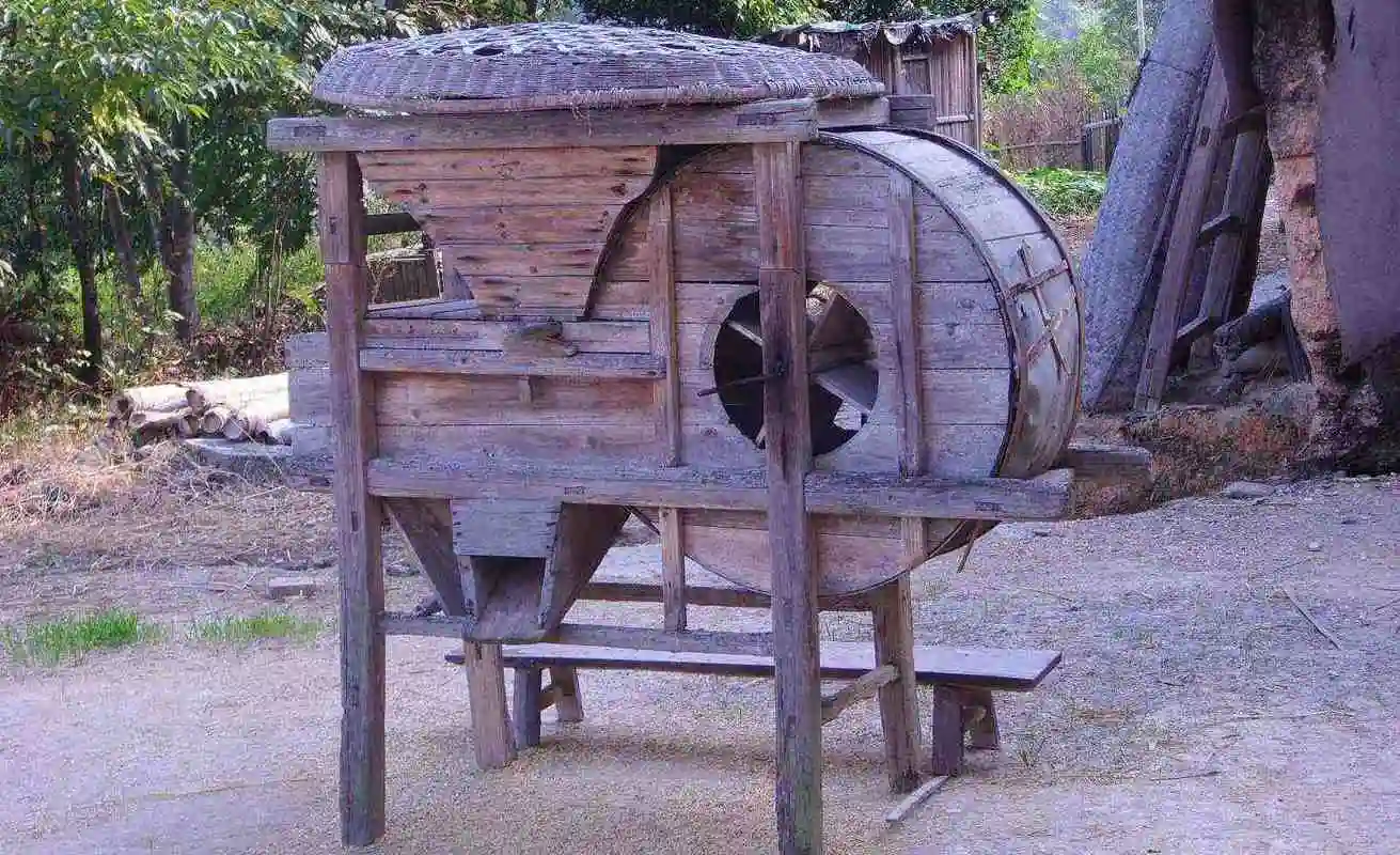 木头制作的打谷机,有多少90后看见过的