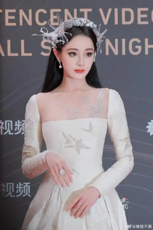 分享一张刚拍的迪丽热巴生图导出的时候被美疯了#星光大赏红毯