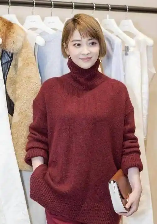 梅婷近照曝光,瘦下来的她果然美了很多,42岁竟比18岁还漂亮_黑色_印花