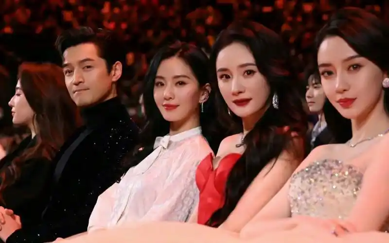 梦回《仙剑》!胡歌刘亦菲杨幂刘诗诗同框,网友直呼圆满了