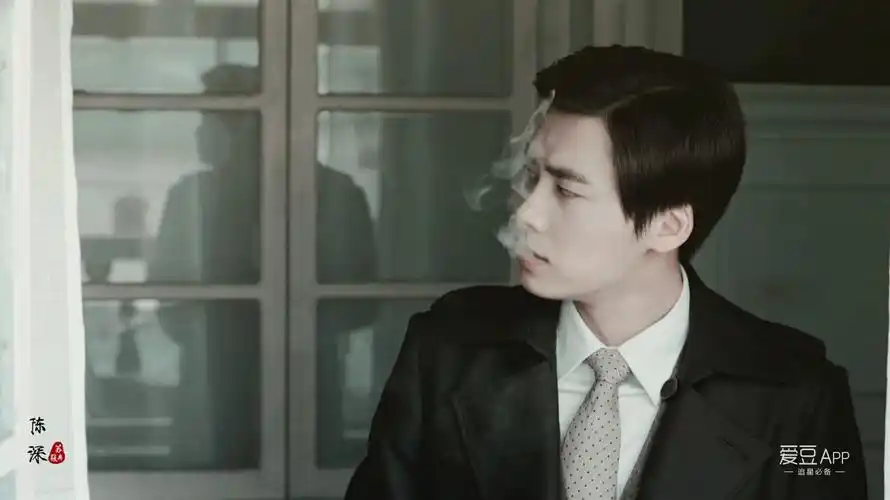 在《麻雀》李易峰抽烟的样子实在苏爆,网友纷纷表示: 这哪里是抽烟,这