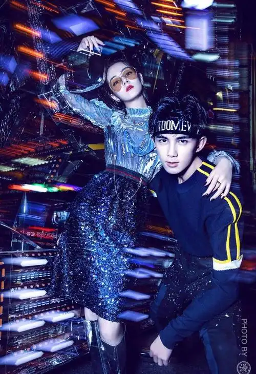 张艺兴林允拍情侣封面配一脸,迪丽热巴吴磊实力演绎姐弟恋(2)