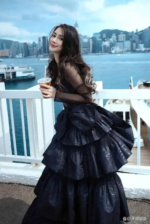 35岁杨颖登台颁奖港媒特意关掉美颜滤镜baby颜值惨遭翻车