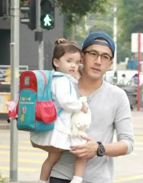 杨幂现身街头被拍,胳膊上的手链抢镜,是小糯米的吗?_照片_刘恺威_孩子