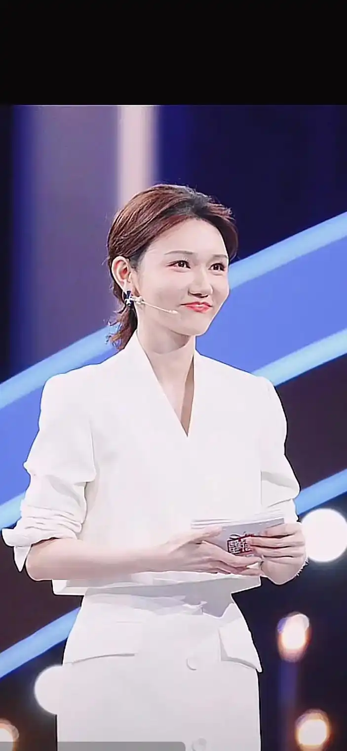 青年的楷模——央视主持人龙洋 - 抖音