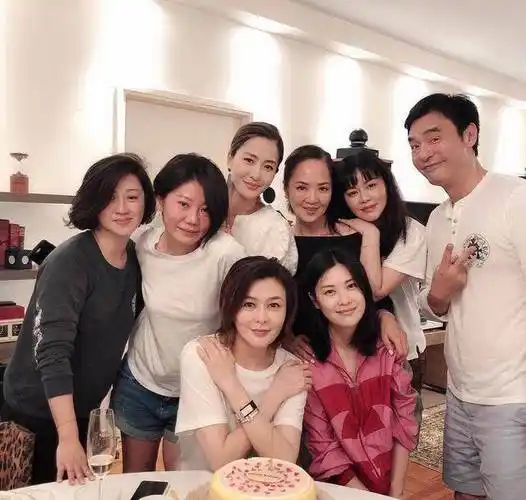 关之琳过56岁生日,在合影中她依然最亮眼,网友:永远的十三姨