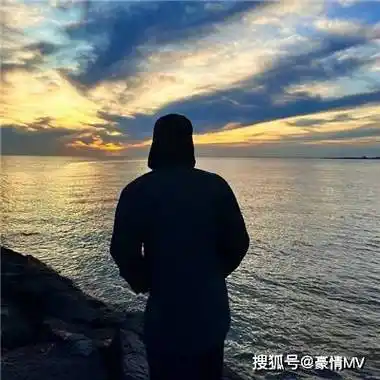 孤独感拉满的男生背影头像_ins落寞气质男头合集