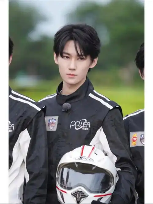 别管了我真的好爱张真源的大胸肌