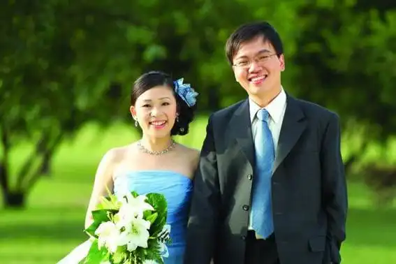 由于单不说他离过婚,比我大12岁,而且还带着一个儿子