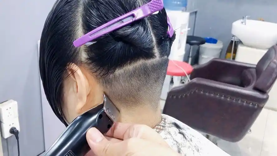 微胖的小姐姐,修剪后脑勺掏空波波头发型,真的太清爽了～掏空的波波头