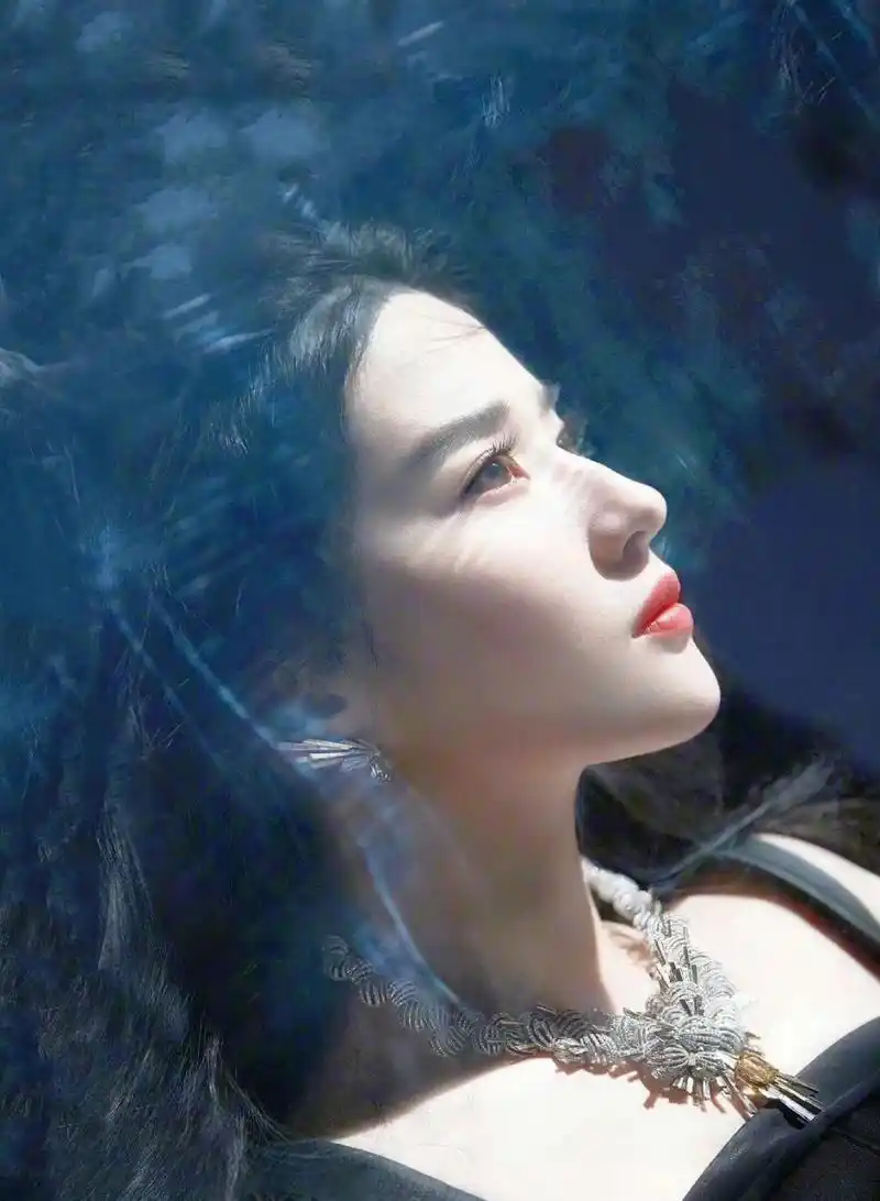 刘亦菲的侧脸:天生的绝