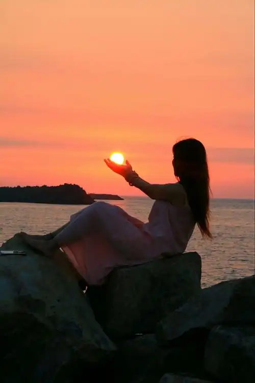 七月流火静观海,独坐礁石看夕阳