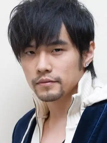 周杰伦周杰伦的o型胡型"始建"于2010年,他解释说留胡子是想换个造型来