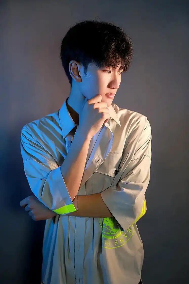 少年白衬衣.#帅哥 #禁欲系 #马甲线 #锁骨小哥哥 - 抖音