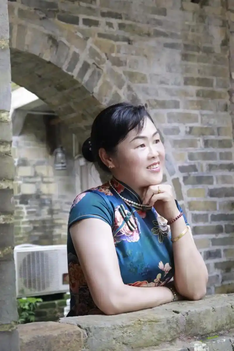 胖女人旗袍秀,女儿摄影师,妈妈当模特.# - 抖音