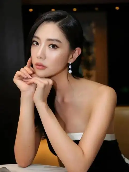 克拉拉:楚楚动人,极品惊艳女神写真!