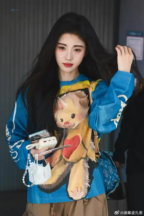 鞠婧祎手机项链##鞠婧祎独角熊t恤#鞠婧祎最新机场照