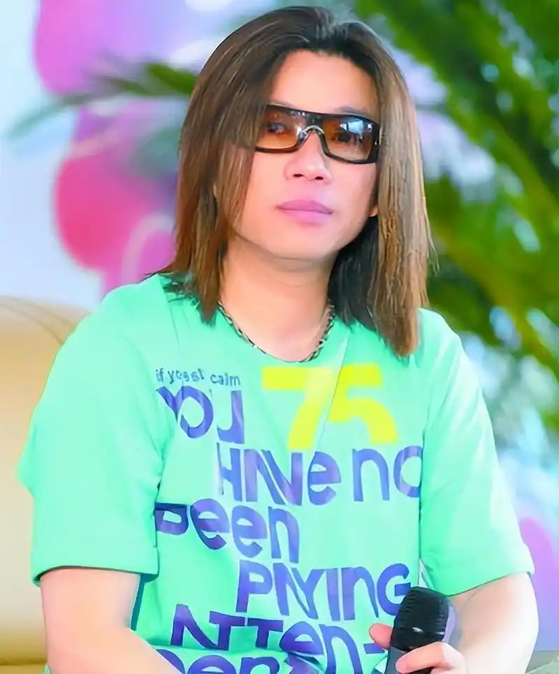 也正是在这一期间,歌手陈洁仪发现了郭峰这块"金子",邀请他进行合作.