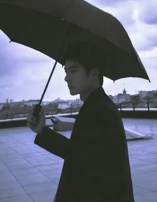 王一博赏雨侧拍花絮##王一博