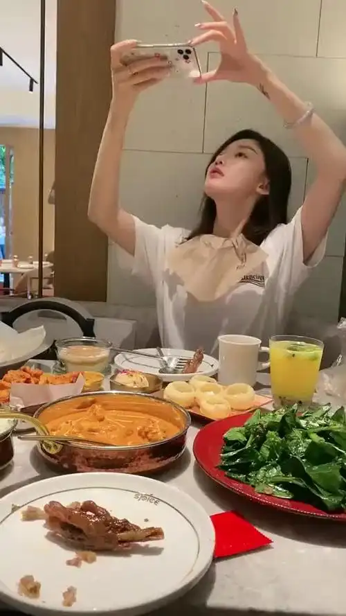 你的女朋友吃饭前也喜欢自拍吗?