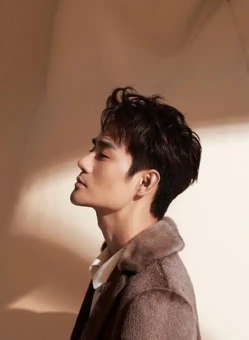 王凯帅气有俊朗魅力写真图片