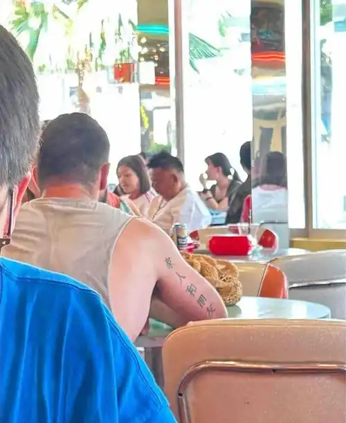 如"报应"或"母夜叉",这些带有幽默色彩的纹身背后可能蕴含着他们之间