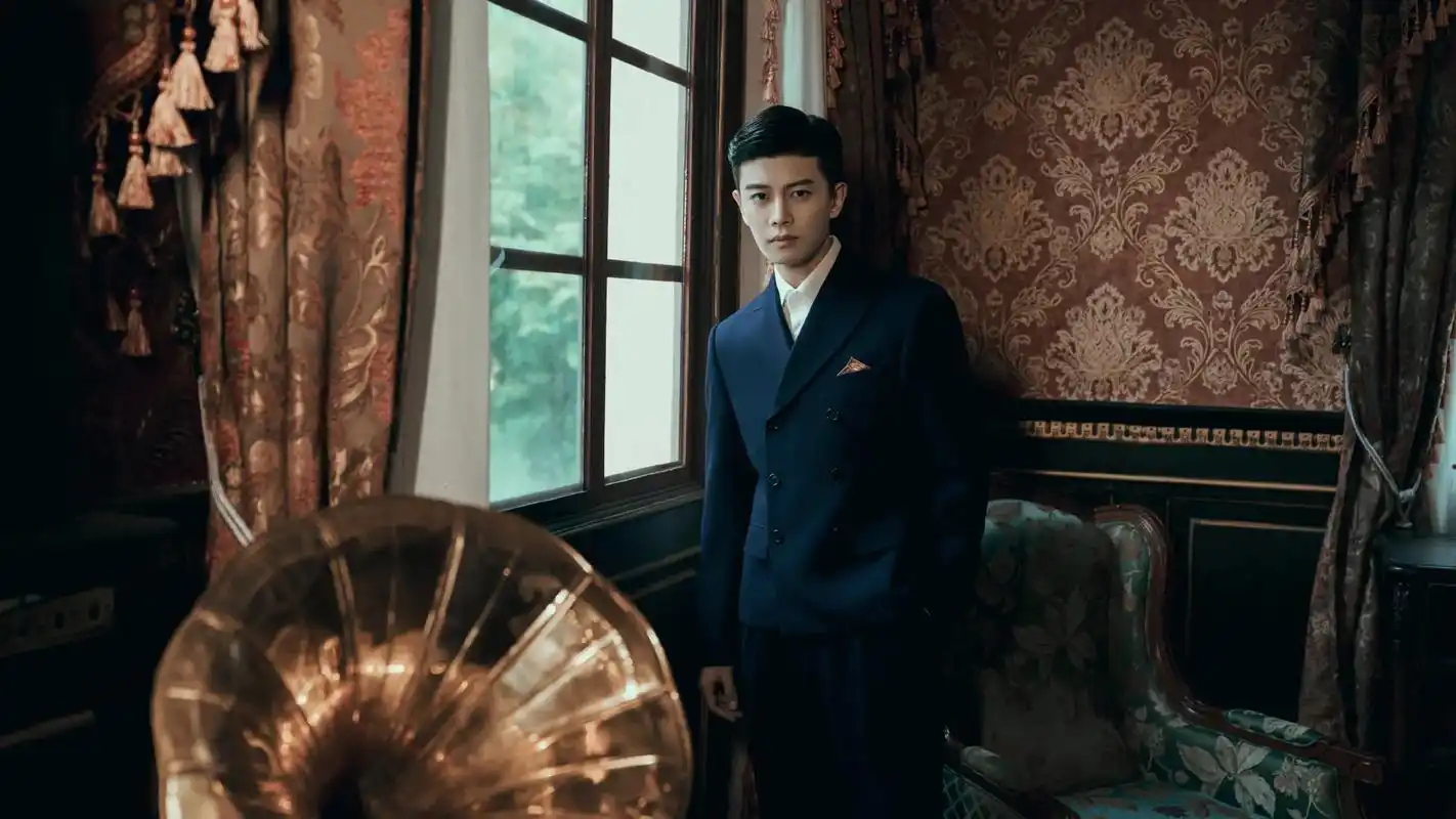 任嘉伦# #请君# 陆炎复古民国写真.红墙绿窗,西装笔挺, - 抖音