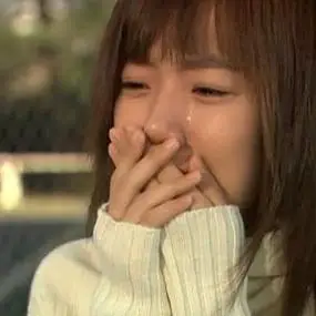 求女孩子哭的照片.像这个一样可爱滴!