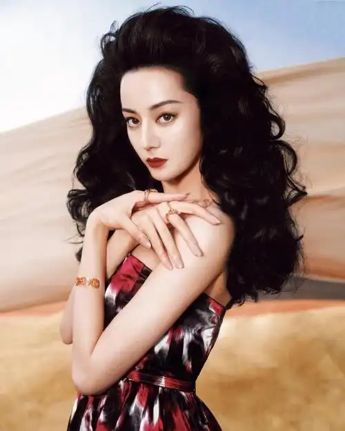 我们小迪就是最美建模脸! 67迪丽热巴《时尚芭莎》八月刊大片来了!