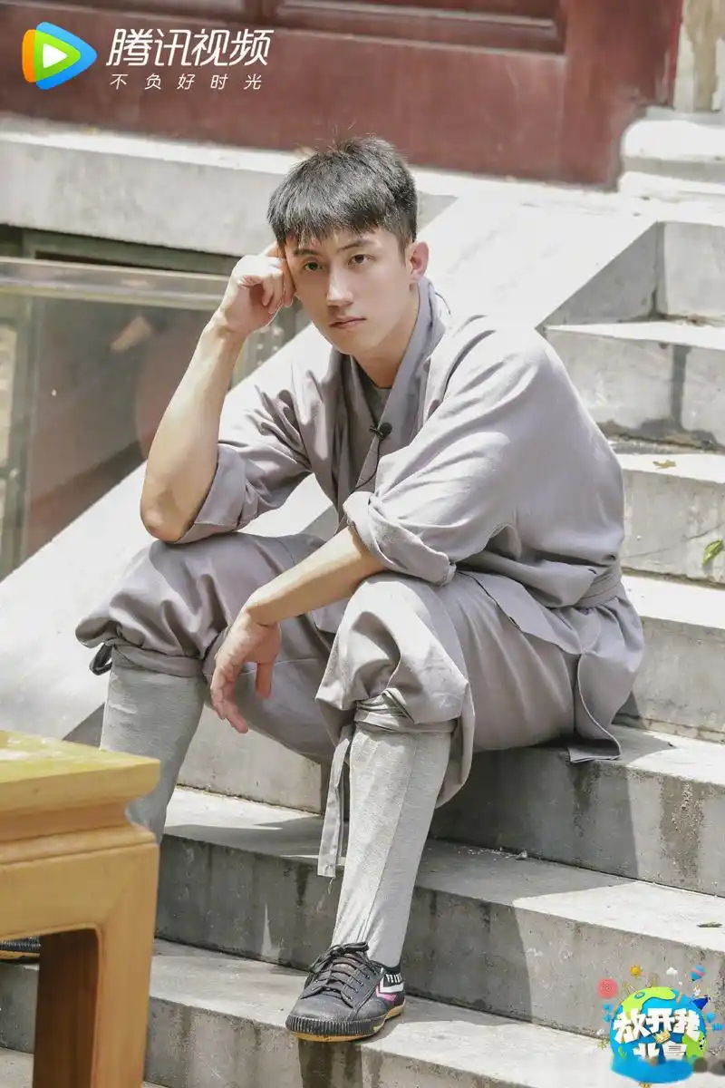 我北鼻青龙宝刀灿霜雪,鹦鹉战袍飞蛱蝶,春秋大刀"在手,鲸鱼哥哥黄景瑜