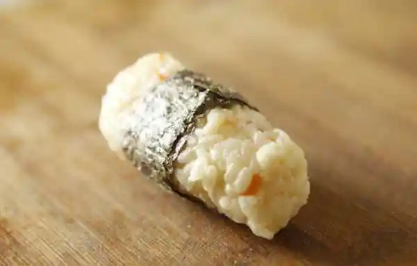 鲜虾饭团,是日本的传统食品,主要食材是米饭,主要配料是虾等.