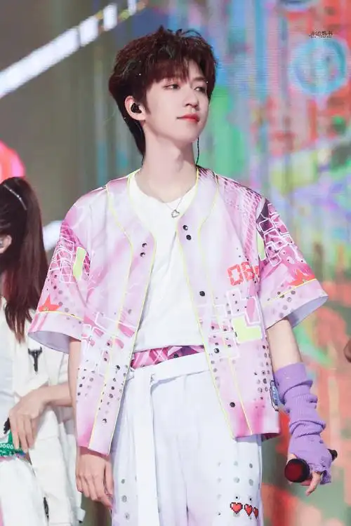 贺峻霖一天活力舞台