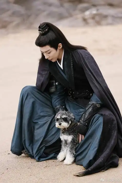 刘宇宁520随拍囿 呆米与经纪人刘宇宁海边默契六连拍好可爱啊