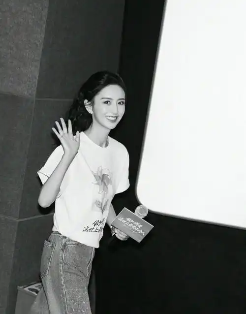 离婚后的佟丽娅终于活出自我了 很为她开心 大美女就应该像红玫瑰一样