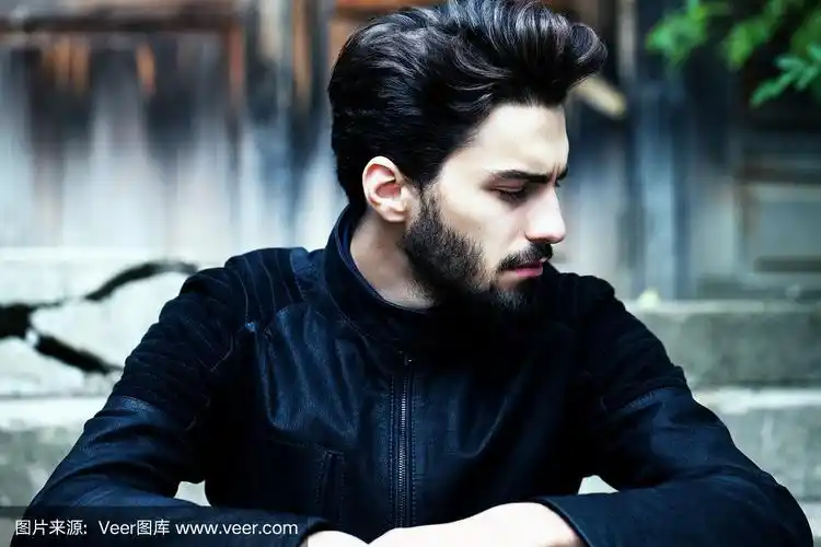 在户外摆造型的大胡子型男