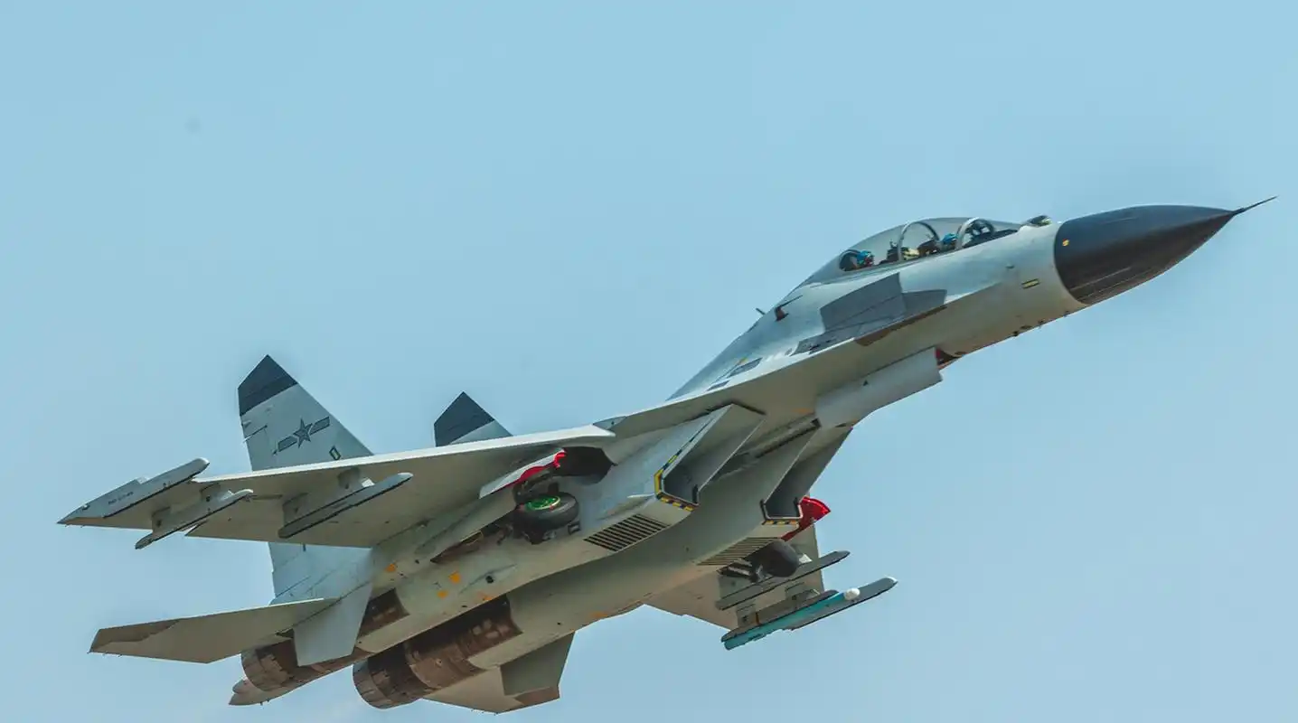 歼-11b战斗机是中国自主研发的一款双发重型战斗机,它基于苏-27sk战斗