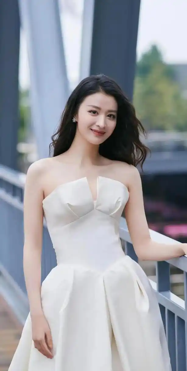 王楚然,汉族,1999年1月21日出生于上海市,中国内地